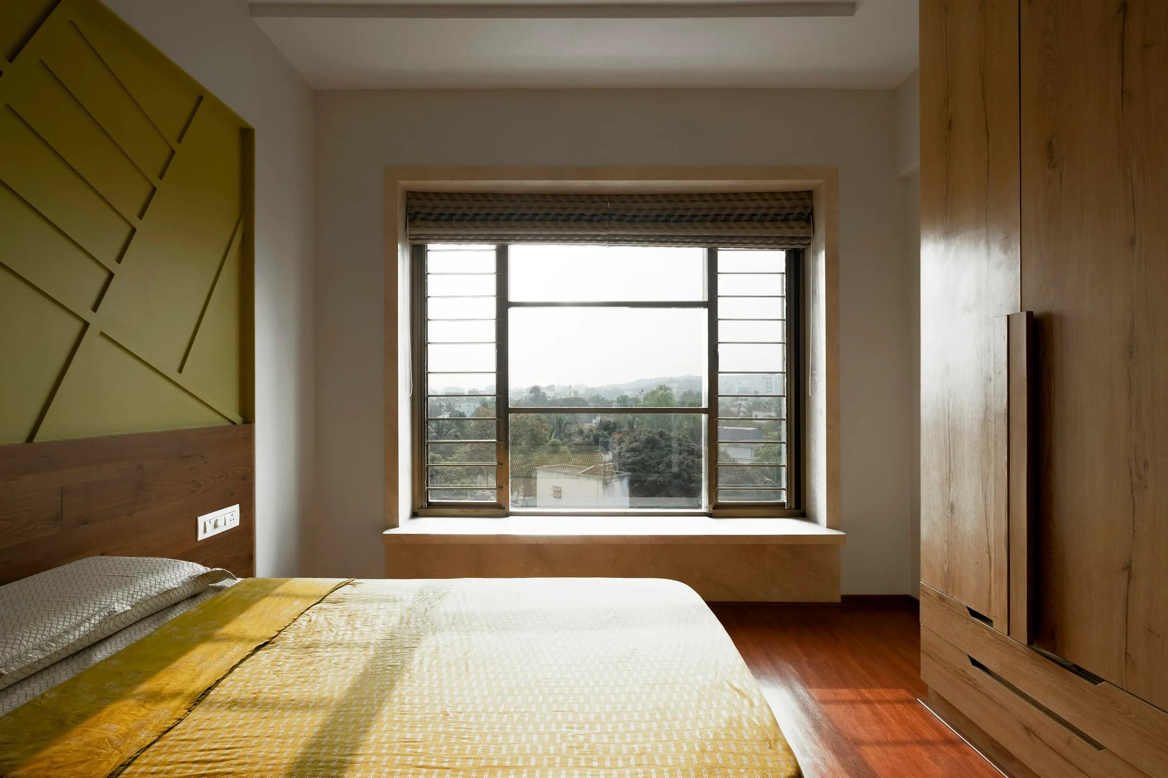 Meşe gardıroplu otel odası, şehir manzaralı pencere